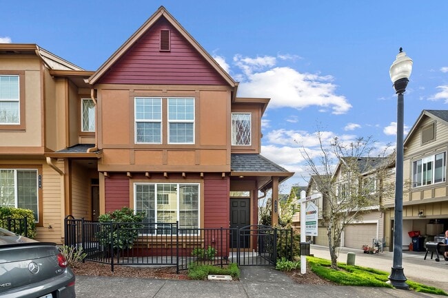 Building Photo - 3 bed/2.5 bath Townhome + 2 Car Garage + Washer/Dryer + Fenced Front Patio