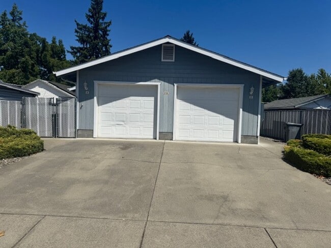 Building Photo - CLEAN SINGLE LEVEL 2 BEDROOM HOME/ WITH DE...
