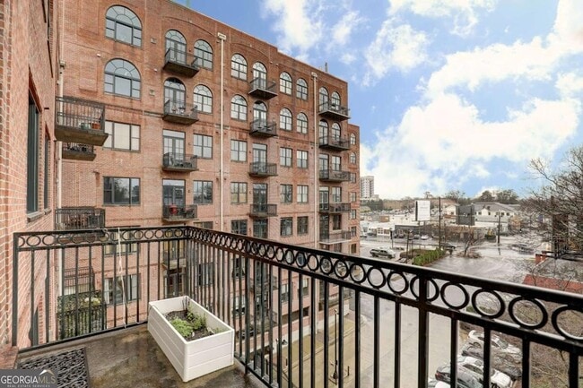 Building Photo - 3235 Roswell Rd NE Unit 703