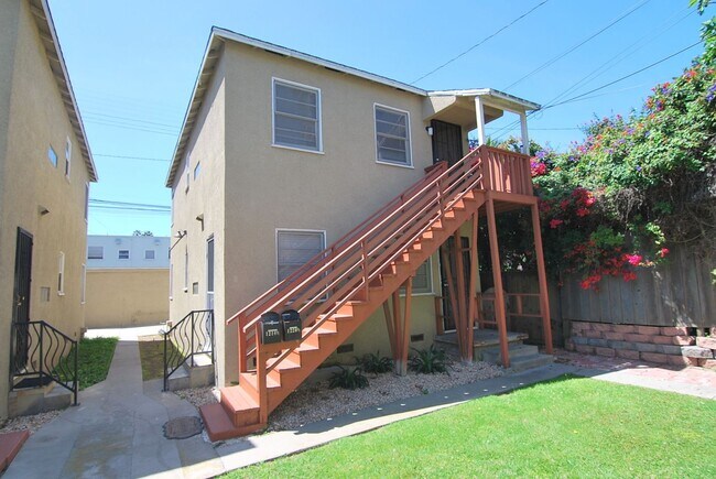 Building Photo - Bright & Private Top-Floor 2BR in Alamitos Beach Unit 1220 1/2 E 1st St