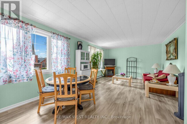 Photo - 1068 Lillian St