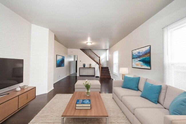 Photo - "Charming 2-Bedroom Duplex with Hardwood Floors in Indianapolis - Perfect Rental Opportunity!"