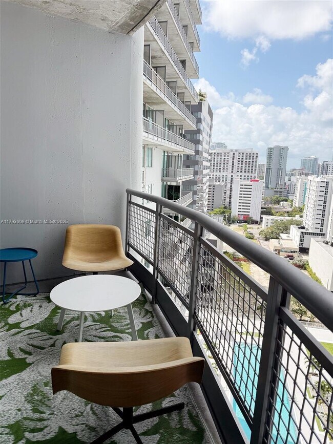 Photo - 690 SW 1st Ct Unidad 2027 Rental