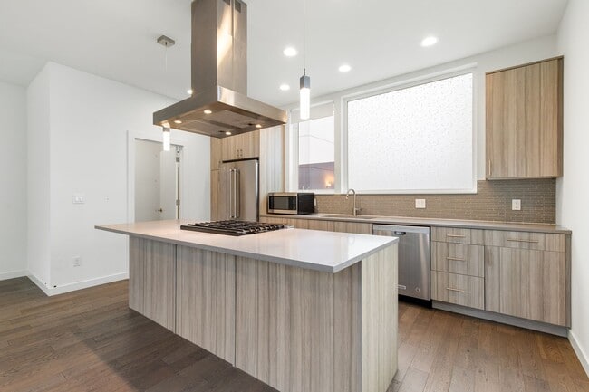 Photo - Gorgeous 3 Bd/2.5 Ba Seattle Townhouse