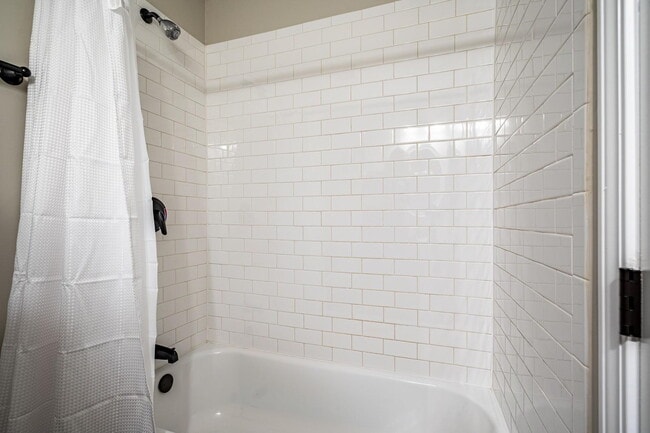 Building Photo - Gorgeous Atlanta House, Close to Parks & Amenities