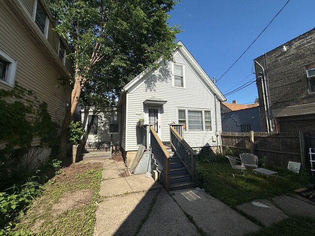Building Photo - 2661-61B N Fratney St Unit Rear Cottage