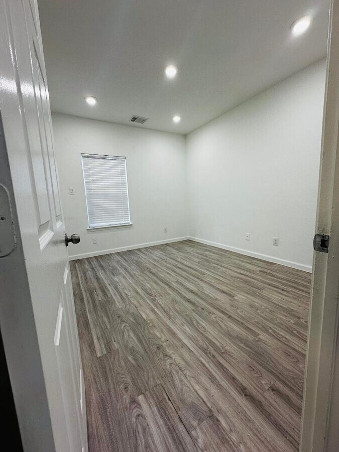 Photo - 6946 Paris St