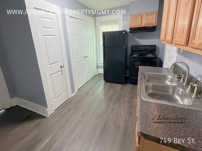 Photo - 749 Bey St