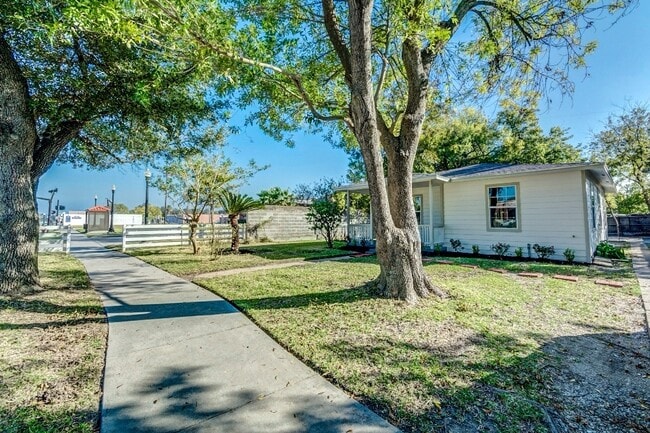 Photo - Homes For Rent In TX: Texas City 77590 – 9th Ave N 2BR