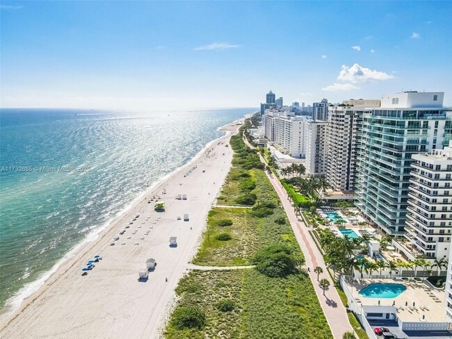 Photo - 5875 Collins Ave Unidad 1704 Rental