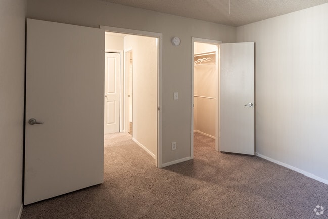 2BR, 2BA 1010SF