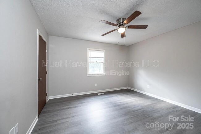 Photo - 1051 3rd St SE