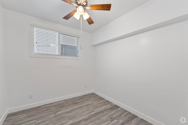 2BR, 2BA - 900SF - Oak Street Apartments