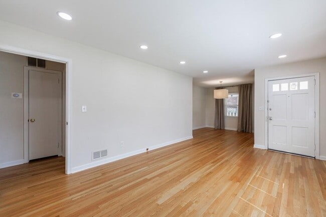 Photo - 1238 Lindenwood Ln NE