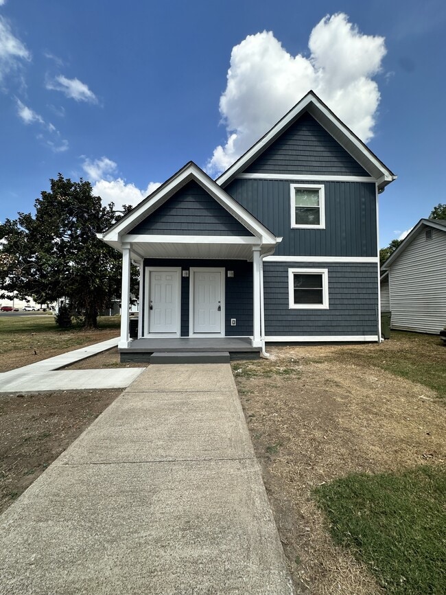 Building Photo - 208 E 17th St Rental