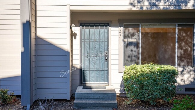 Photo - Lovely 3 Bedroom Townhouse ~ Water Included