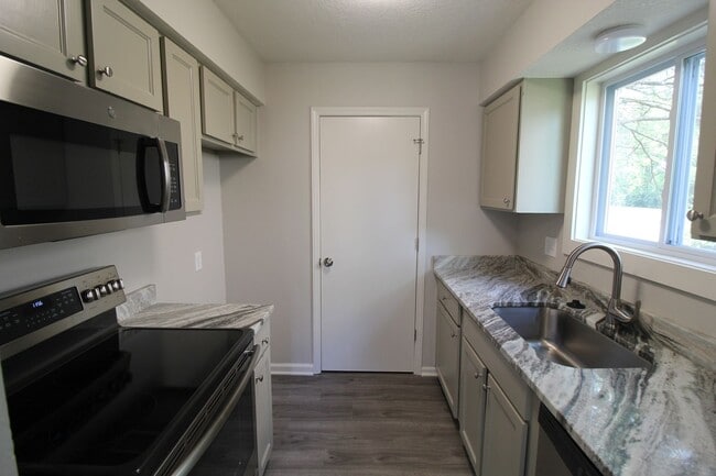 Photo - Updated 2 BEDROOM 1.5 BATH DUPLEX