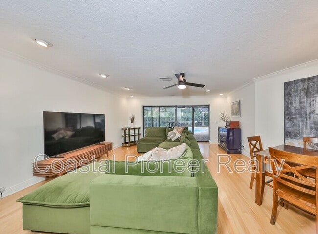 Photo - 817 Bannockburn Ave