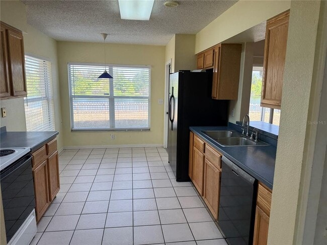 Photo - 728 Burlwood St