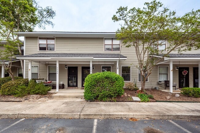 Building Photo - 2 Bedroom, 1.5 Bathroom Townhome in Island Bluff - James Island