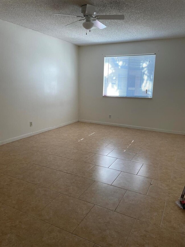 Photo - 9701 Westview Dr Unidad 1422