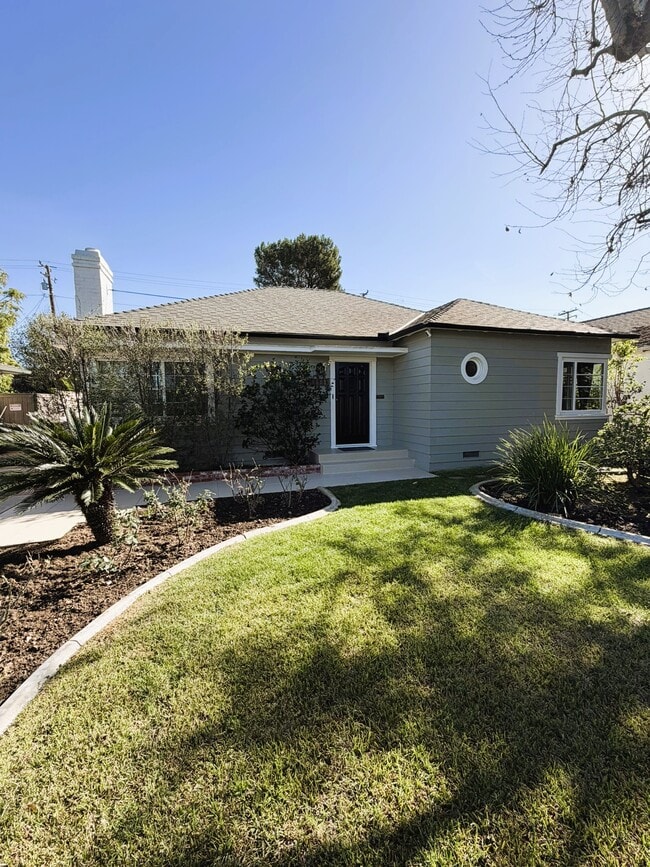 Building Photo - 1803 N Flower St