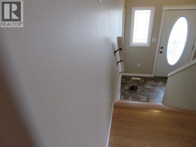 Photo - 4732-4718 18 St