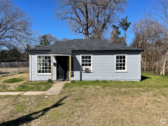 Building Photo - Remodeled 2 Bedroom Home