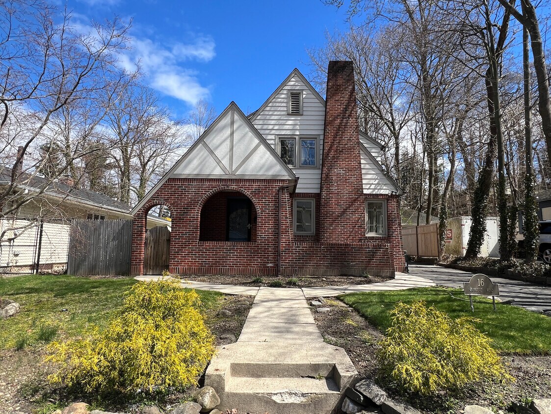 Photo - 16 Oakwood Rd (Huntington, NY)