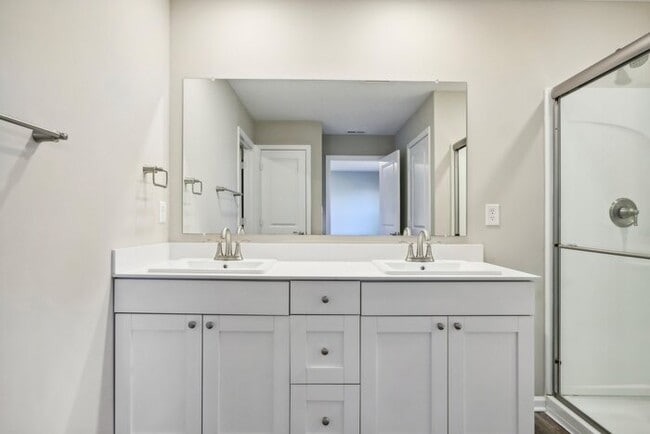 Building Photo - Fantastic 5bd/3ba home! Let yourself in!