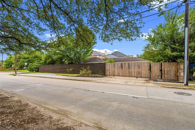 Photo - 4002 Merrick St