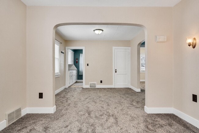 Photo - 304 Losey Blvd S