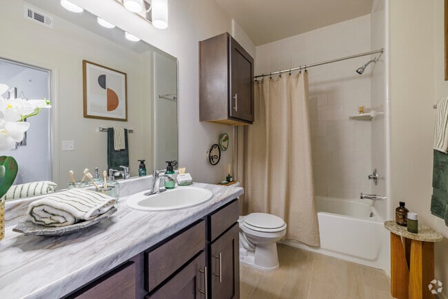 1BR, 1BA - 879SF - Bathroom