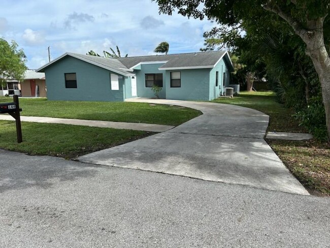 Beautifully renovated 3/2 home in Greenacres! - Beautifully renovated 3/2 home in Greenacres!