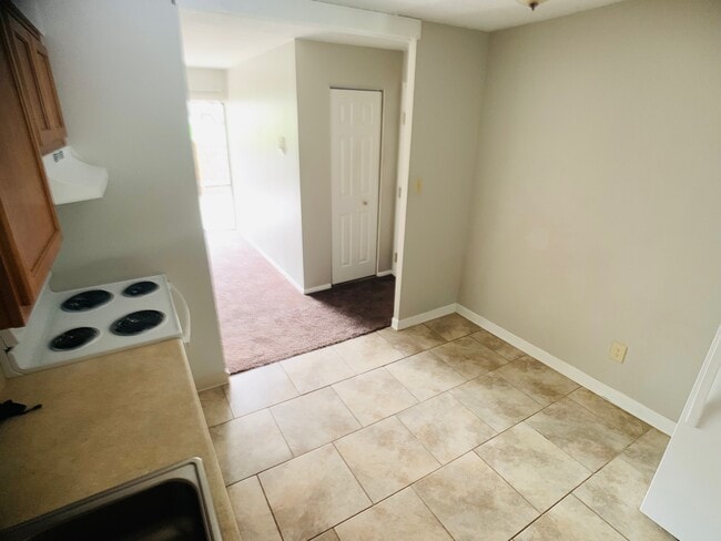 Photo - Shaw Manor Unit 103