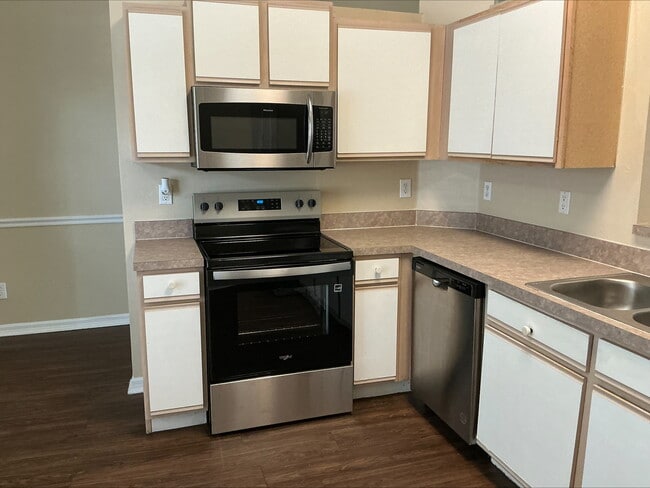 Photo - 632 Delmonico St NE