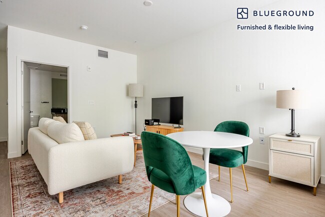 Photo - 511 S Harbor Blvd Unidad FL5-ID1333