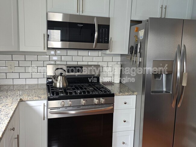 Photo - 323 Cross St