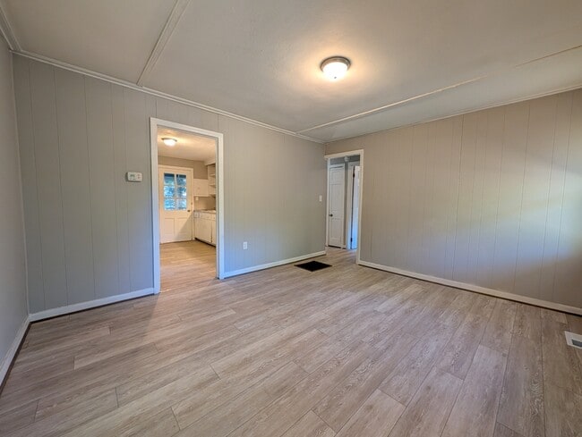 Photo - 304 Bay St