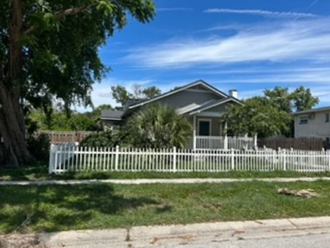 Photo - Well maintained 3/2 centrally located and available now!