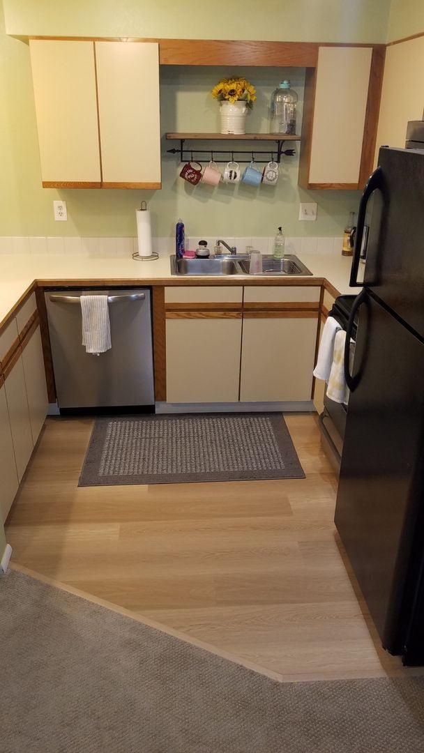 Photo - 1 Bedroom with Garage Available in August! Unidad 11