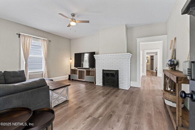 Photo - 2781 College St