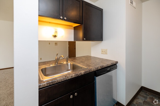 1BR, 1BA - 575 SF - Kitchen - Altoona Terrace