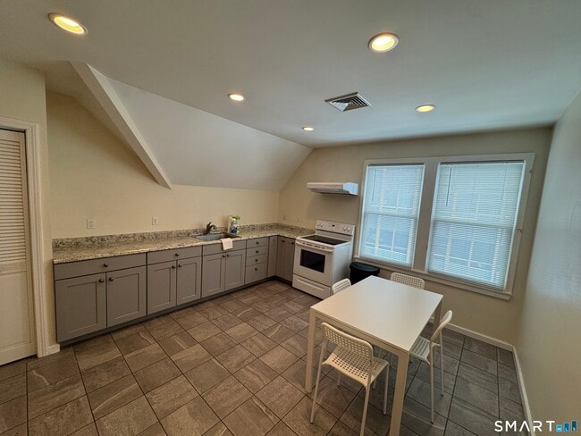 Building Photo - 423 Whalley Ave