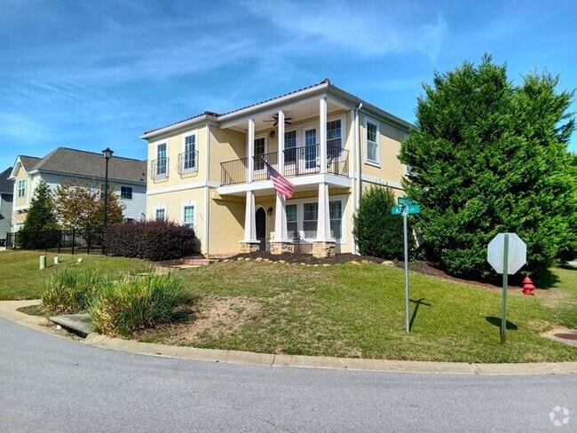 Building Photo - Deeded Boat Slip Comes with Home in Gated ...