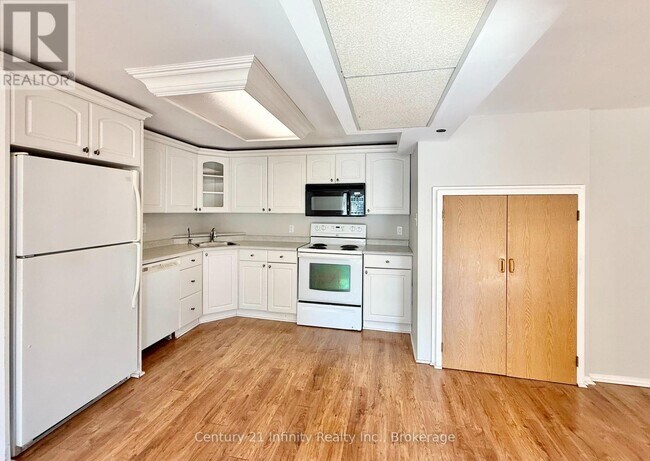 Photo - 384 Leslie St