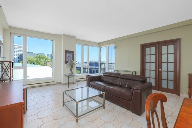 Photo - 340 Rue du Champ de Mars Unit 512