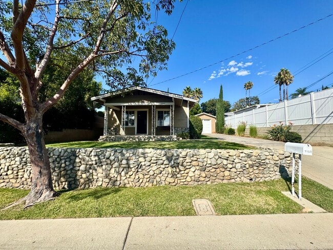 Building Photo - Newly renovated 3 bedroom, 2 bath single f...