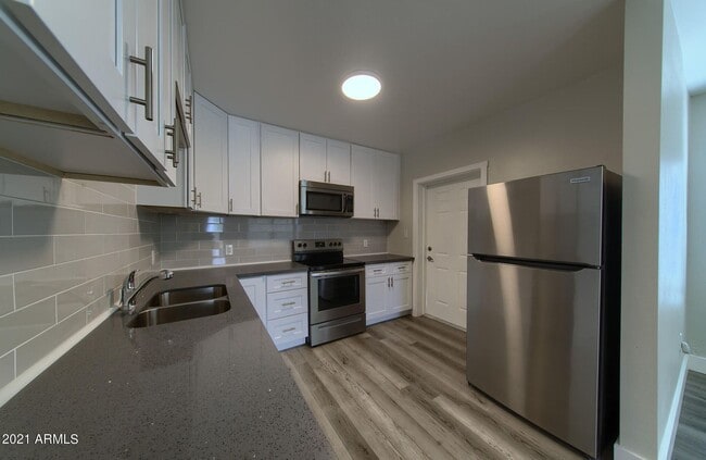 Photo - 908 E Pasadena Ave Unit 908 E Pasadena-Main