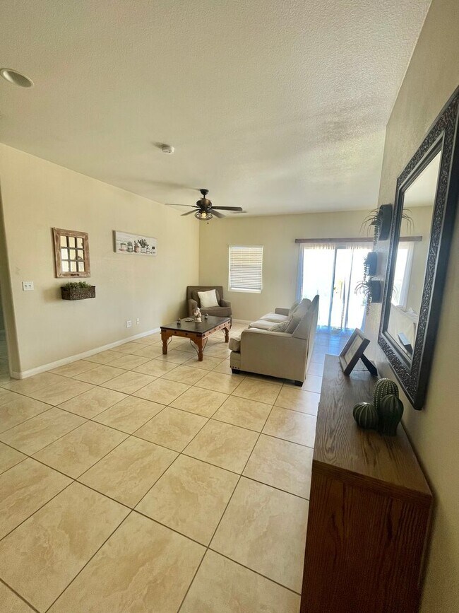 3 Bedroom 2 Bathroom Home, Conveniently Lo... House Rental in
